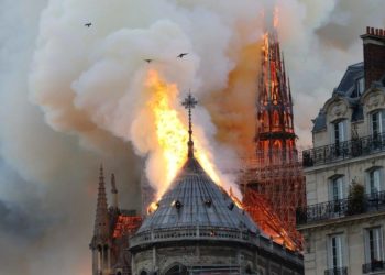 Se incendia la histórica Catedral de Notre Dame en París