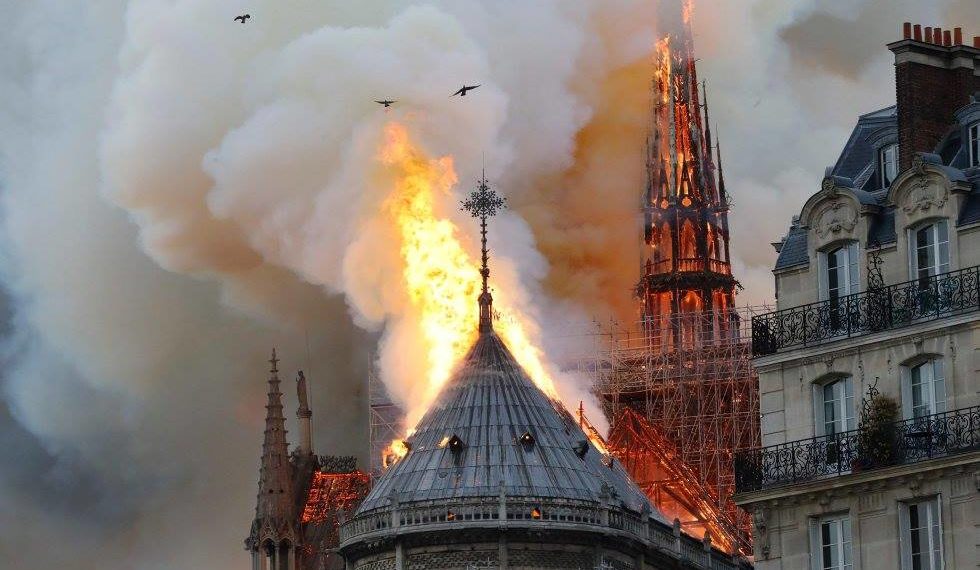 Se incendia la histórica Catedral de Notre Dame en París