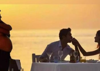 La historia detrás del meme: ¿De dónde salió el hombre sin camisa agarrándose los hombros en una fiesta?