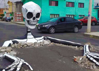 Calaveras emergen de las calles de la Ciudad de México