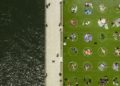 Círculos sobre el césped para respetar la distancia social en este parque de Brooklyn