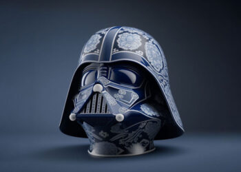 Cascos y máscaras  transformadas en figuras de porcelana