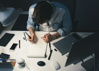 Cómo Aguantar una Desvelada Trabajando como Diseñador Gráfico